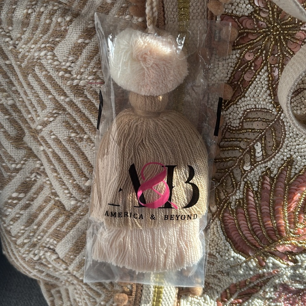 Tote - Picture 7 of 9